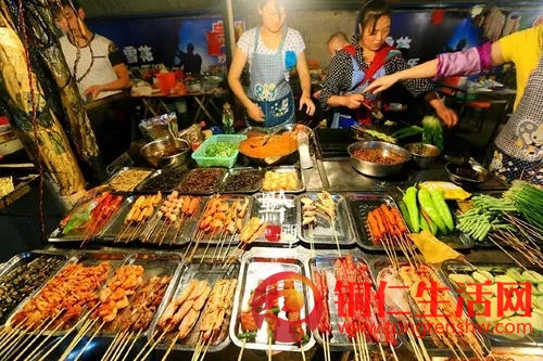 燒烤店緊急轉(zhuǎn)讓?zhuān)蟹€(wěn)定的客源，設(shè)施與手續(xù)齊全，接手即可盈利！